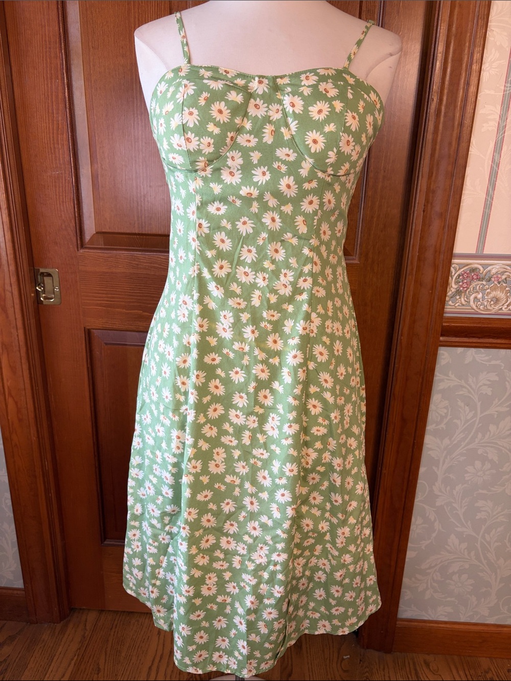 Green Daisy Print Midi Dress with Spaghetti Straps. Women’s size small